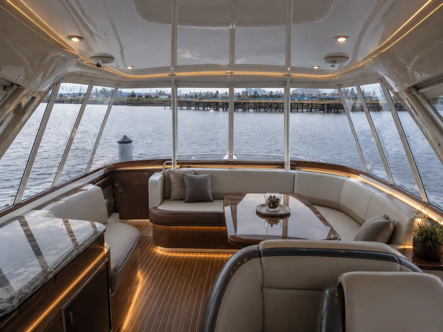 Skylounge met heldere zijpanelen en zicht op het water
