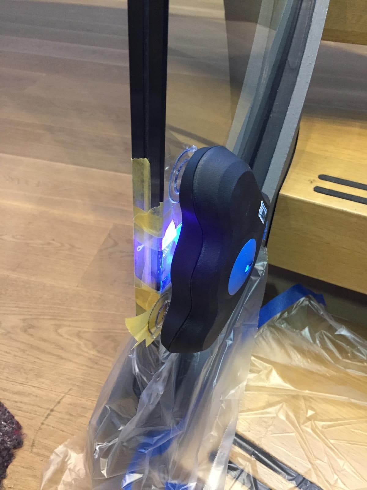 Harsreparatie van een ruit wordt uitgehard met een uv-lamp