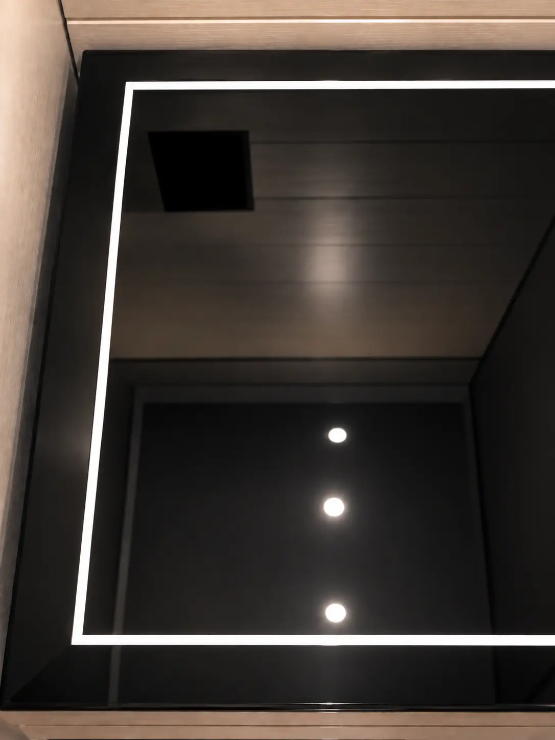 Donker glazen paneel met beschermfolie, met de weerspiegeling van een trappenhuis